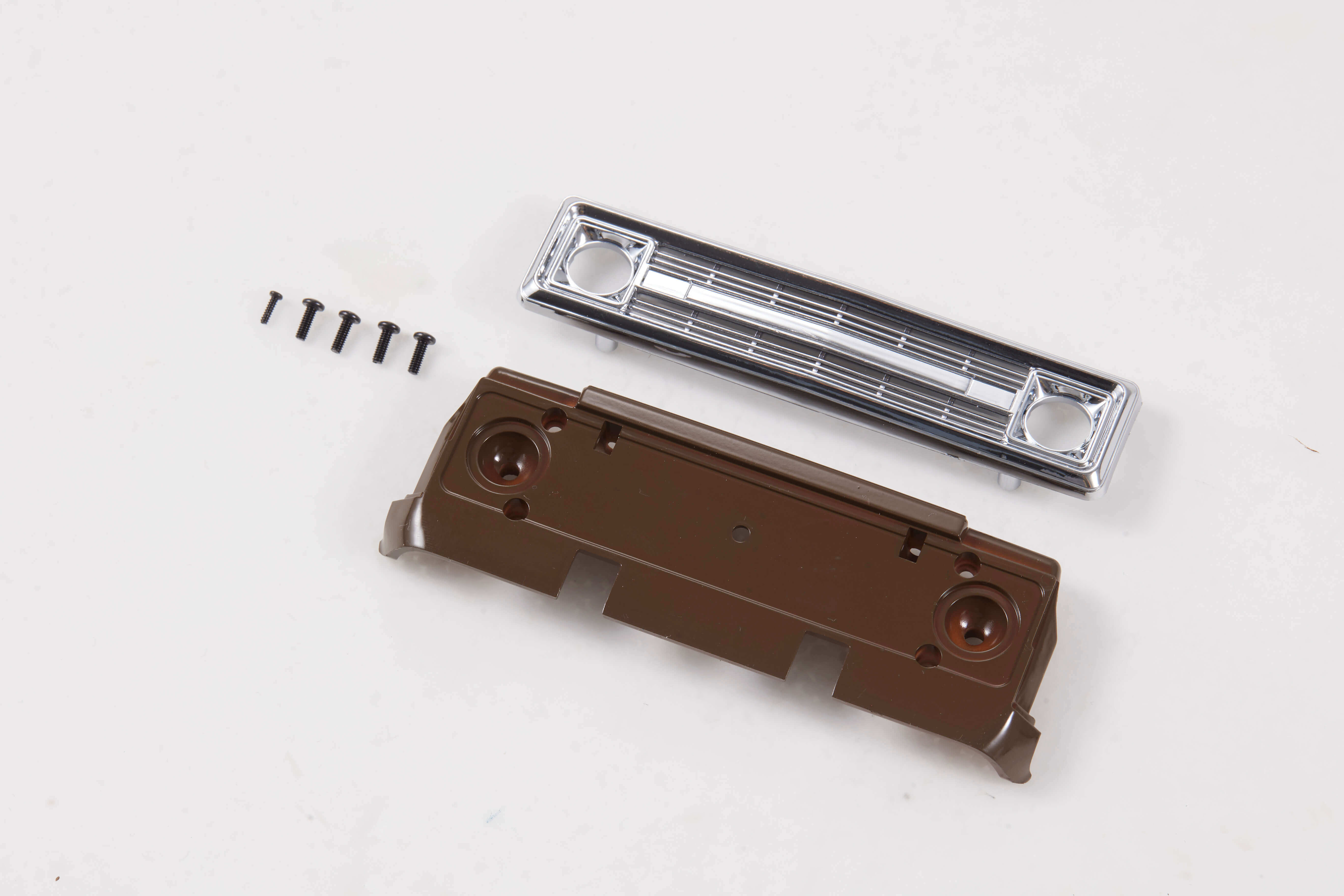1:24 K5 Blazer Exhaustion Plate Style B in brown with chrome details and screws
